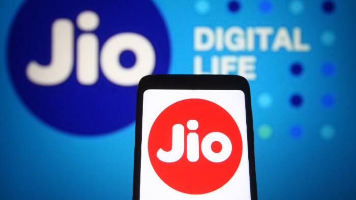 Reliance Jio outage: Mobile internet, JioFiber services hit | Netizens react